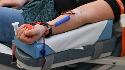 Derzeit werden die Blutkonserven knapp. Grünen-Politiker Janosch Dahmen fordert daher flexiblere Modelle für das Spenden - etwa mit Hilfe von Telemedizin. (Foto: Jens Kalaene/dpa)
