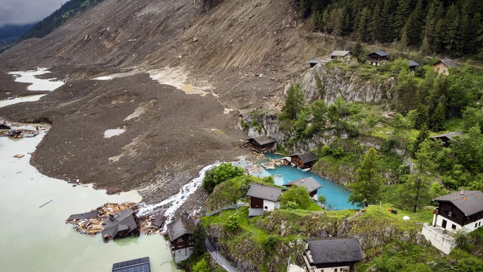 Ein Bergsturz zerstörte Ende Mai große Teile des Dorfes Blatten im Schweizer Kanton Wallis. (Archivbild) (Foto: Michael Buholzer/KEYSTONE/dpa)