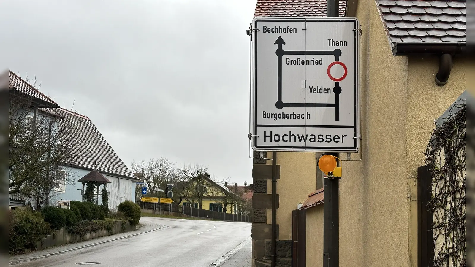 Dieses Schild in Rauenzell (Stadt Herrieden) zeigt es beispielhaft: Durch das Hochwasser kurz vor den Feiertagen sind in der Region Straßen und Wege nicht passierbar. (Foto: Gudrun Bayer)