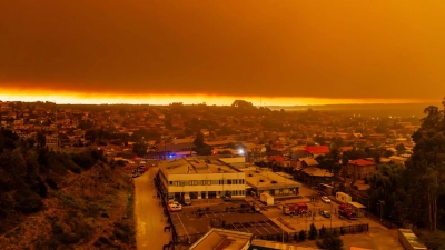 Waldbrände bei Sonnenaufgang in der Nähe von Lirquen in Chile. (Foto: Javier Torres/AP/dpa)