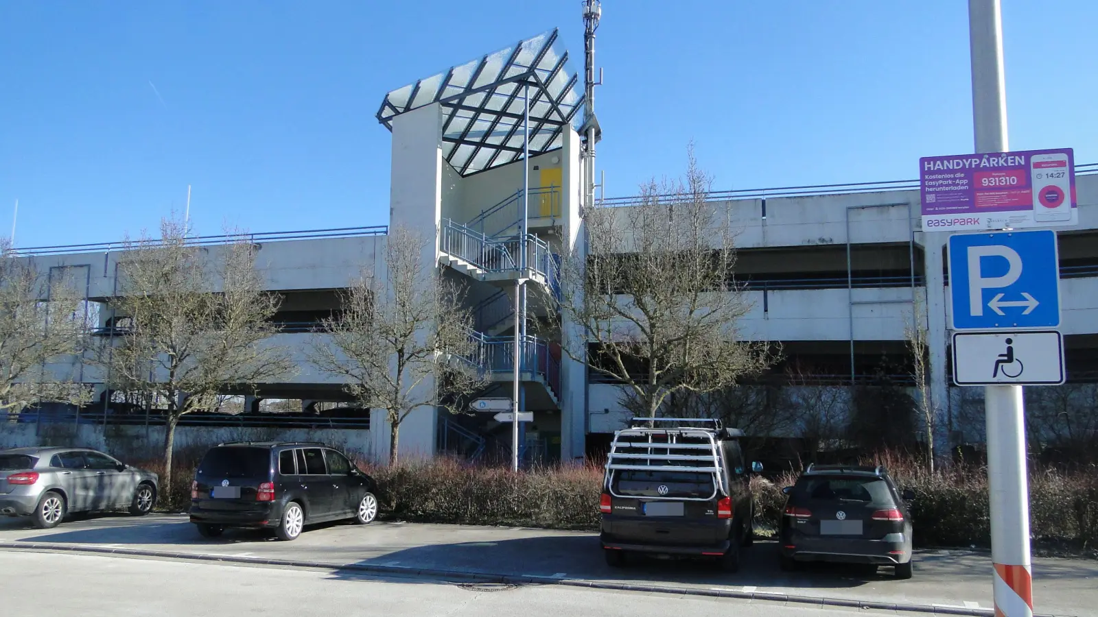 Eines der zwei Treppenhäuser am Bahnhofsparkhaus, die zum Sicherheitsrisiko geworden sind und im kommenden Jahr abgerissen werden sollen. (Foto: Winfried Vennemann)