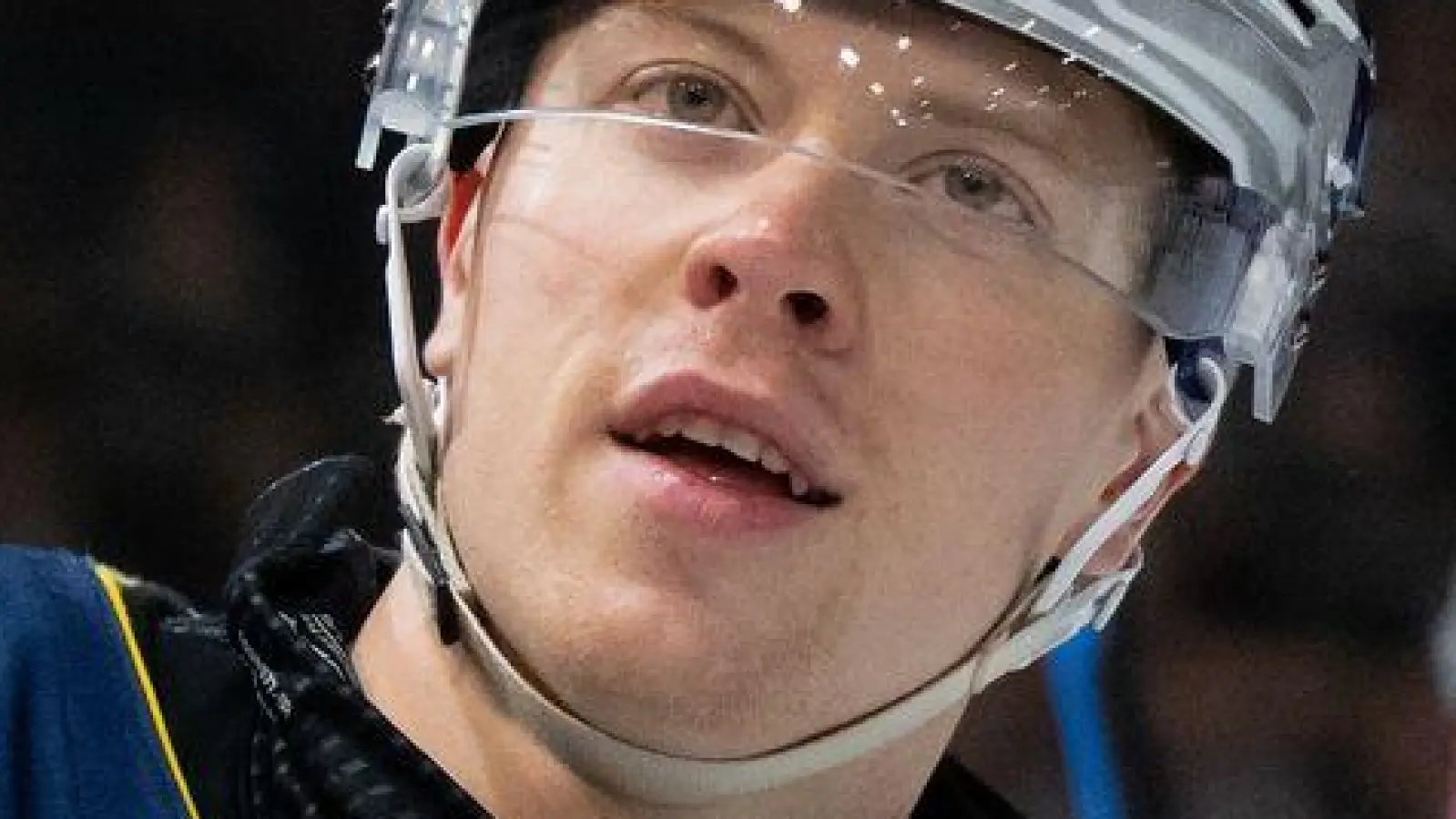 Eishockey: DEL, EHC Red Bull München - Grizzlys Wolfsburg, Meisterschaftsrunde, Viertelfinale, 2. Spieltag im Olympia-Eissportzentrum. Filip Varejcka von München jubelt nach dem Spiel. (zu dpa: «Straubing Tigers holen Stürmer Varejcka aus München») (Foto: Sven Hoppe)