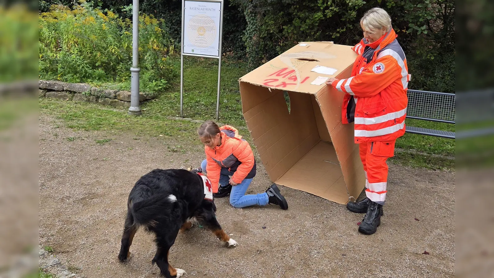 BRK-Hundeführerin Heidi Soares-Barbosa (rechts) hat mit ihrer Rettungshündin Leni die siebenjährige Laura bei einem kleinen Übungseinsatz gefunden (Foto: Rainer Weiskirchen)