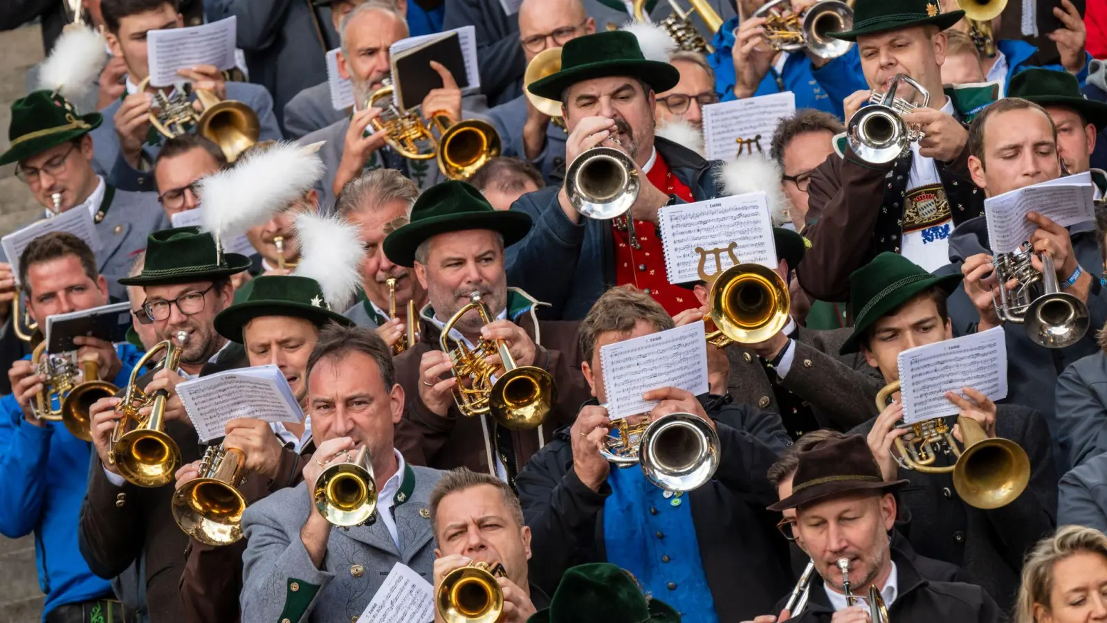 Die Wiesn-Kapellen spielten viele bekannte Songs - aber zum Wiesnhit schaffte es keiner.      (Foto: Peter Kneffel/dpa)