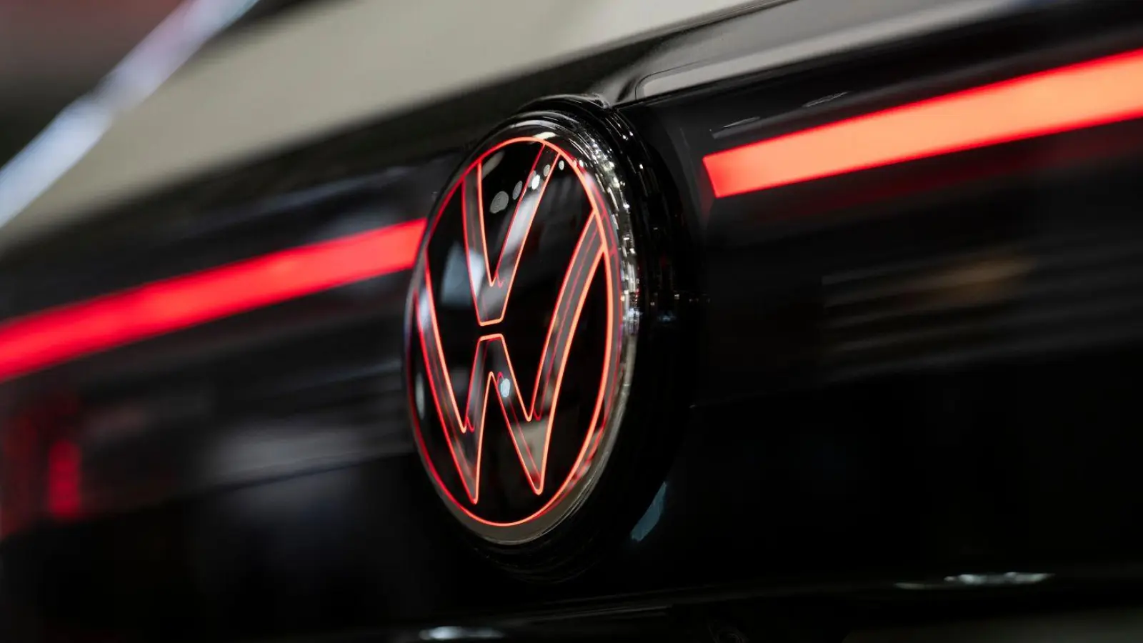 Eine neue Einheit soll die Entwicklung von Fahrassistenzsystemen im VW-Konzern beschleunigen. (Archivbild) (Foto: Hannes P. Albert/dpa)