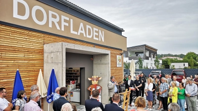 Einkaufen können die Bürger schon seit gut zwei Wochen im Neusitzer Dorfladen. Und jetzt ist er auch offiziell eingeweiht. Das Foto entstand bei der Feier, bei der Wolfgang Neukirchner vom Amt für Ländliche Entwicklung (am Pult) zu den Rednern zählte. (Foto: Jürgen Binder)