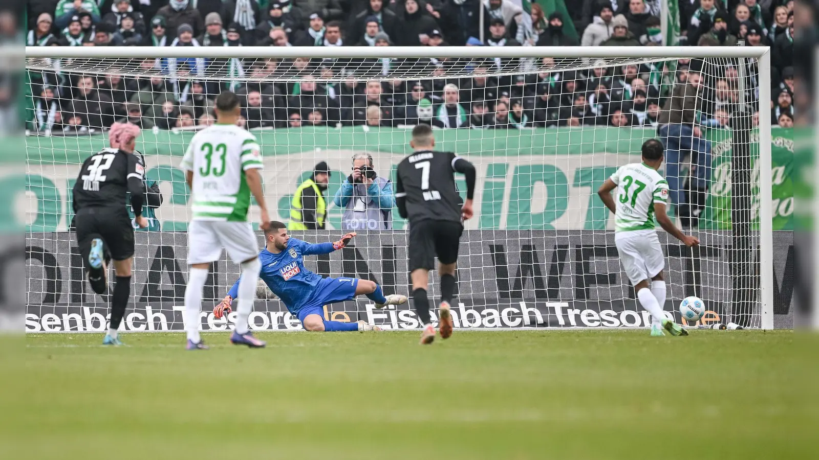 Der Video-Schiedsrichter greift ein - und Julian Green (r) trifft. (Foto: Harry Langer/dpa)