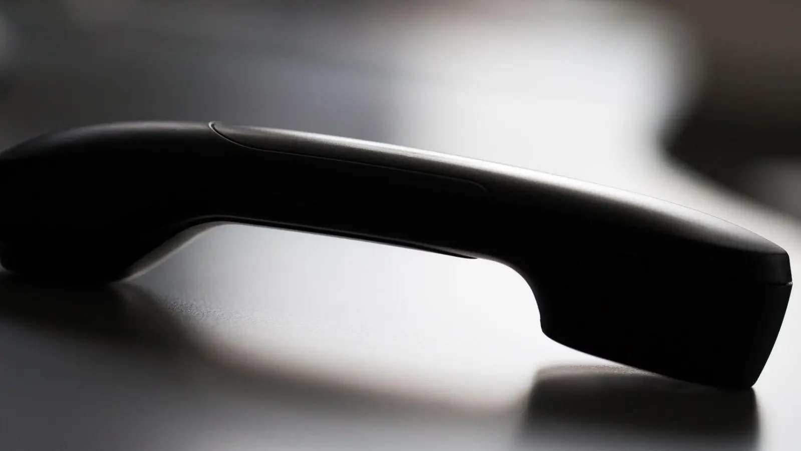 Am Telefon ließ sich ein 83-Jähriger auf ein längeres Gespräch mit einer Betrügerin ein.  (Foto: Rolf Vennenbernd/dpa)