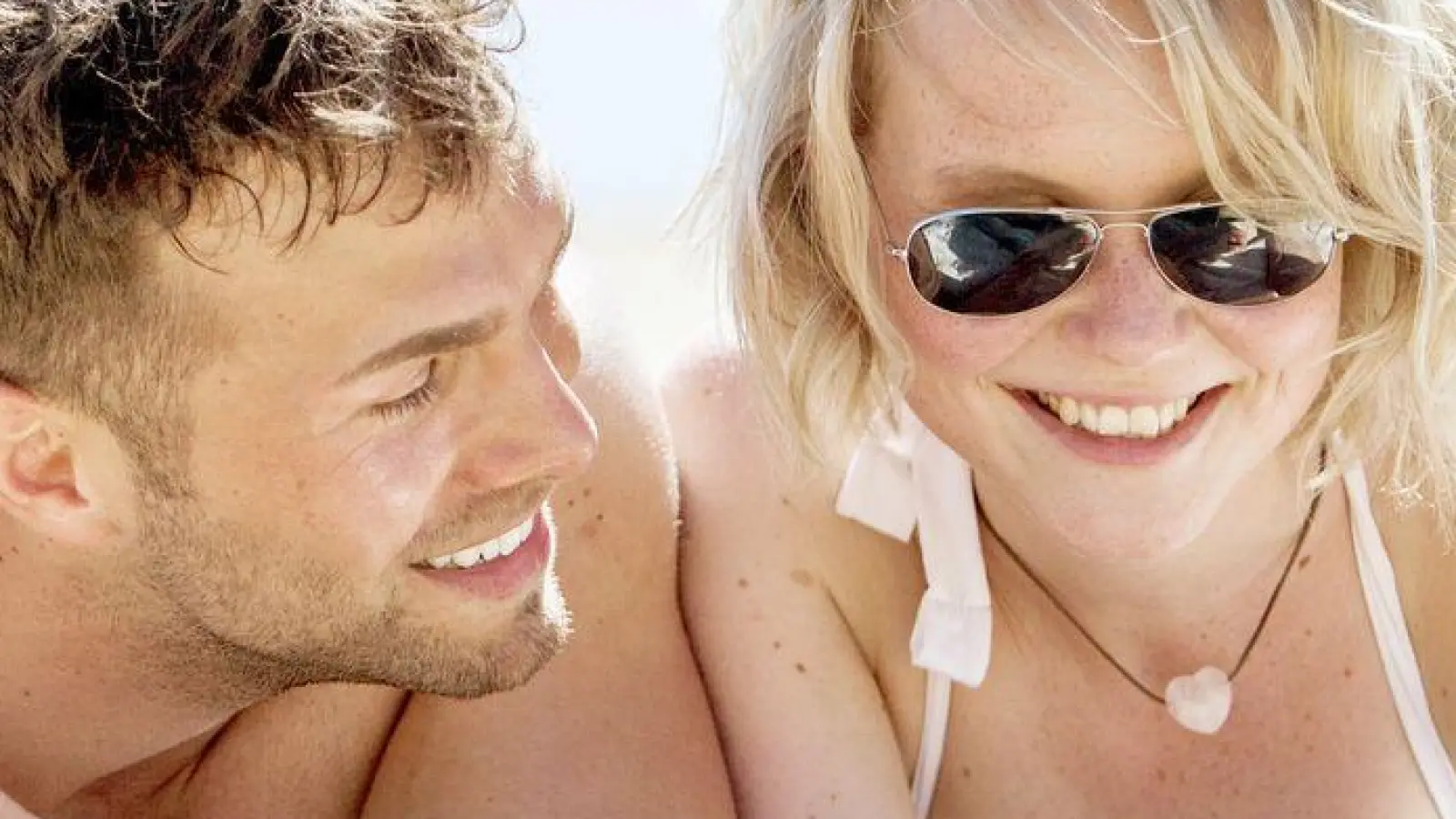 Leichte Stimmung, falsche Signale: Die Urlaubsatmosphäre kann dazu verleiten, mehr in einen Flirt hineinzuinterpretieren als angebracht. (Foto: Christin Klose/dpa-tmn)