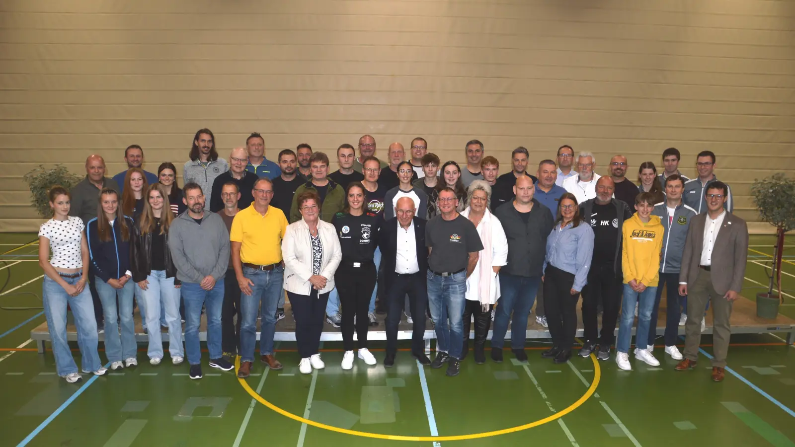 Bürgermeister Jörg Edelmann (rechts) zeichnete viele Sportlerinnen und Sportler sowie Mannschaften aus. Die Ehrung soll künftig alle zwei Jahre stattfinden.<br> (Foto: Peter Tippl)