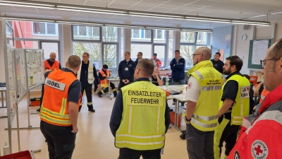 Lagebesprechung bei der Örtlichen Einsatzleitung, um die weiteren Maßnahmen einer fiktiven Großschadenslage abzustimmen. (Foto: Rainer Weiskirchen)