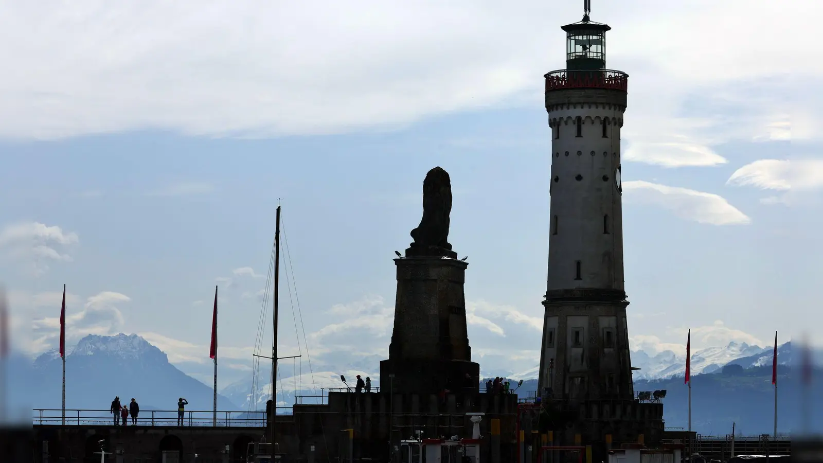 Die Lindauer Wahrzeichen, der bayerische Löwe und Deutschlands südlichster Leichtturm, sind jedes Jahr Ziel von Nobelpreisträgern und Nachwuchswissenschaftlern aus der ganzen Welt. (Archivbild) (Foto: Karl-Josef Hildenbrand/dpa)