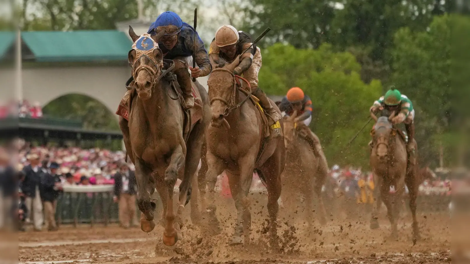 Good Cheer, geritten von Luis Saez, links, steuert auf die Ziellinie zu, um das 151. Kentucky Oaks Pferderennen in Churchill Downs in Louisville, Kentucky, zu gewinnen. Nach Regenfällen über der Rennbahn ist das Geläuf sehr matschig geworden. (Foto: Abbie Parr/AP/dpa)