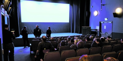 Ludger Pfanz, Wolfgang Grebenhof vom KulturKino und Kulturbüroleiterin Dr. Maria Wüstenhagen stellten den ersten Film vor.  (Foto: Anna Beigel)