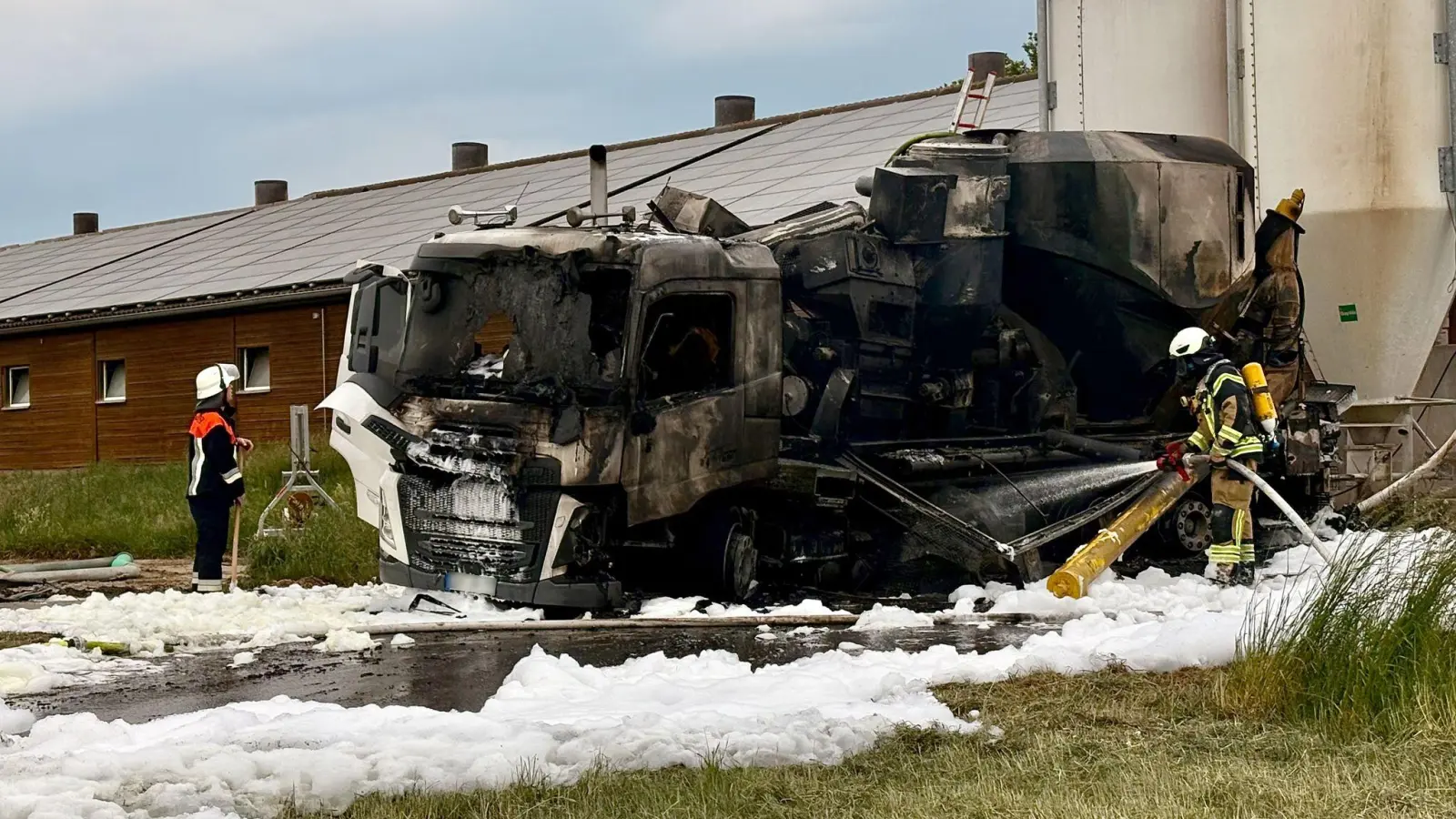 Das Leben des Fahrers konnte nicht mehr gerettet werden. (Foto: Pascal Höfig/NEWS5/dpa)