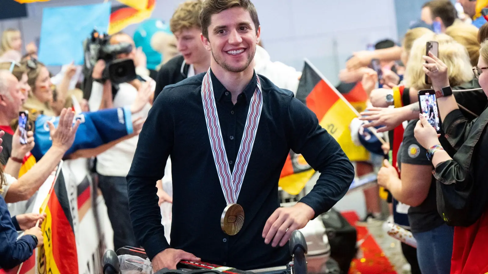 Frederik Tiffels von der deutschen Eishockey Nationalmannschaft kommt nach der Weltmeisterschaft am Flughafen München an. (Foto: Sven Hoppe/dpa)