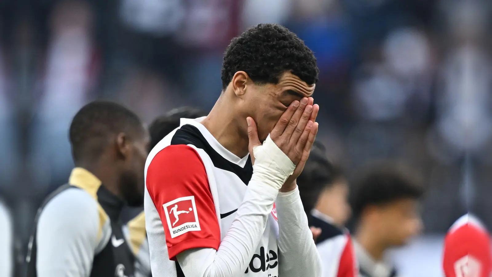 Frankfurts Hugo Ekitiké scheiterte in der Nachspielzeit mit einem Handelfmeter an Union-Torwart Frederik Rönnow. (Foto: Arne Dedert/dpa)