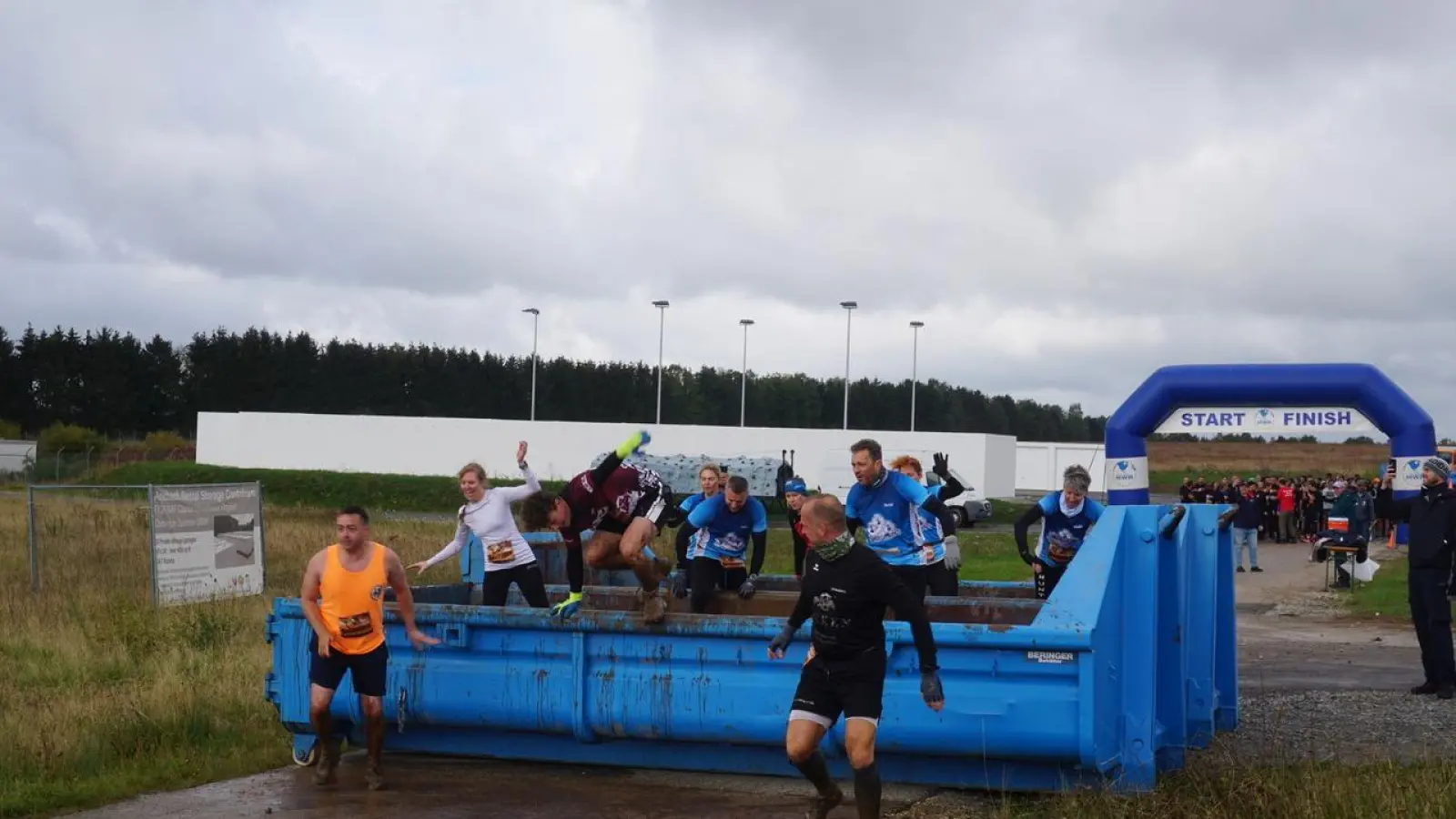 Ganz schön dreckig werden die Teilnehmenden des Ansbogger Mud Runs auf dem Parcours in der Shipton-Kaserne, während sie die Hindernisse überqueren. (Foto: Paul Wiese)