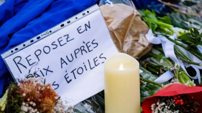 „Ruhet in Frieden bei den Sternen“, steht auf einer Botschaft am Brandort. (Foto: Jean-Christophe Bott/KEYSTONE/dpa)