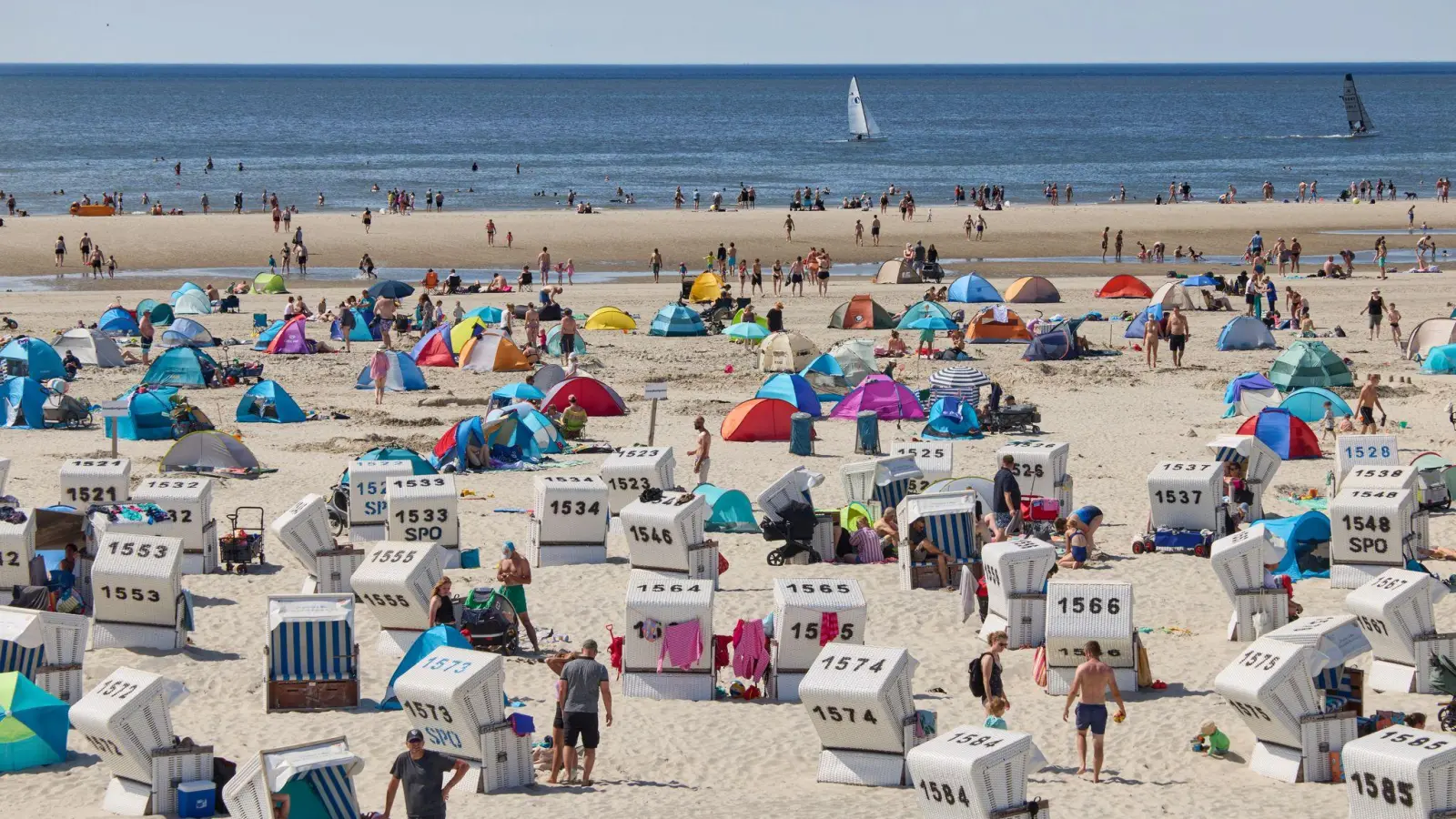 Eine Woche am Strand - oder auch nur bei Freunden - ist für viele Menschen zu teuer. (Archivbild) (Foto: Georg Wendt/dpa)