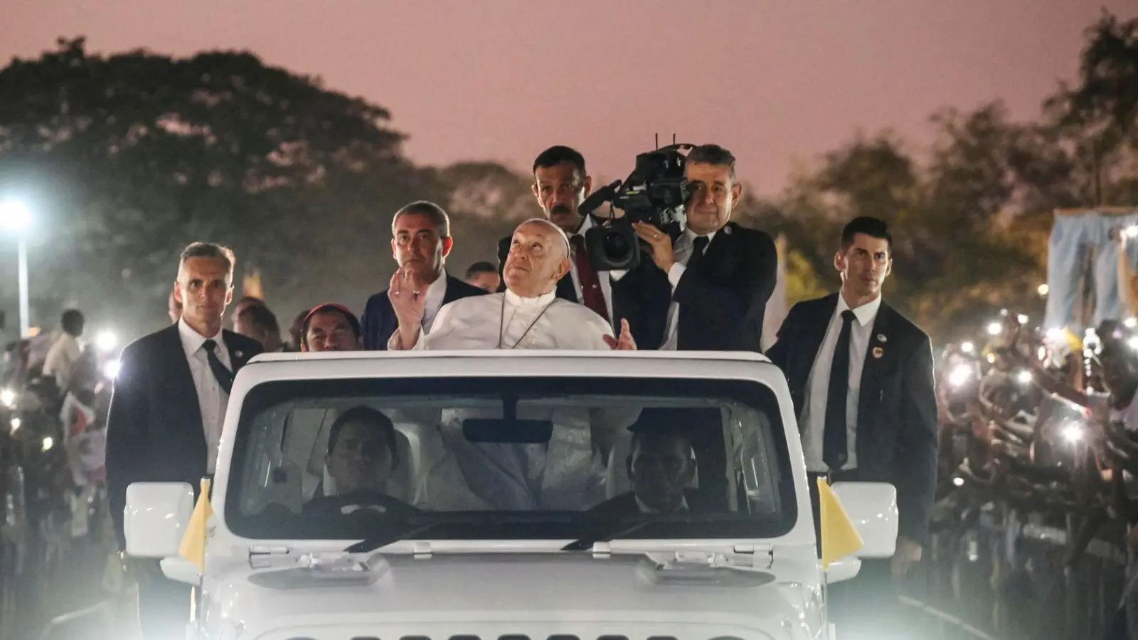 Winkt aus dem Papamobil: Papst Franziskus zu Besuch in Osttimor (Foto: Alessandro di Meo/ANSA POOL/AP/dpa)