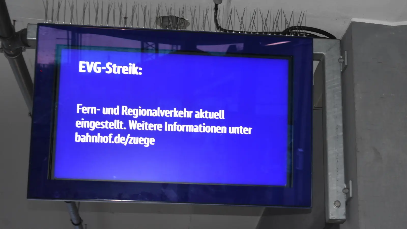 Wer sich trotz des angekündigten Ausstands am Bahnhof einfand, wurde von den Anzeigetafeln wie hier in Neustadt auf den Ausstand hingewiesen. (Foto: Ute Niephaus)
