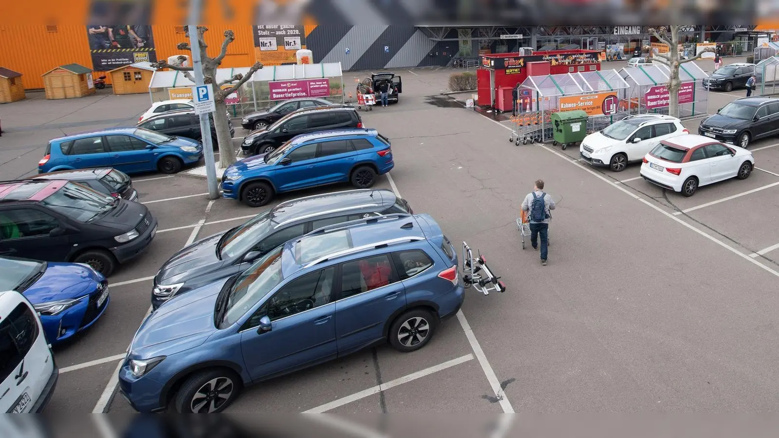 Ein Streit um eine Parklücke führte in Leutershausen zu einem hitzigen Streit. (Symbolbild: Sebastian Kahnert/dpa-Zentralbild/dpa-tmn)