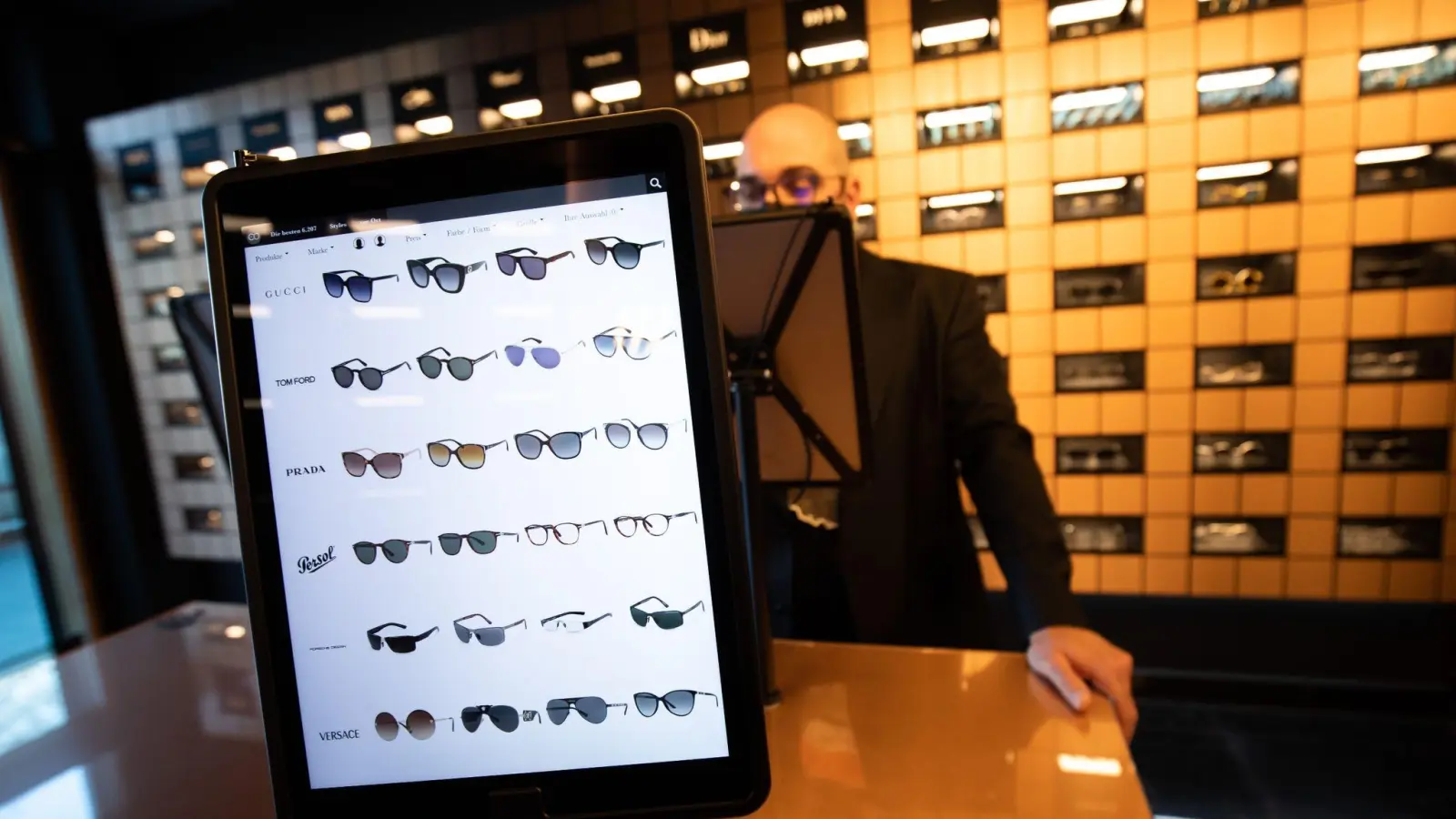 Sonnenbrillen und andere Brillengestelle verschiedener Hersteller sind auf Tablett-Displays und in den Regalen in der Brillen-Boutique des Hamburger Optikers "Edel-Optics" am Ballindamm zu sehen. (Foto: Christian Charisius/dpa)