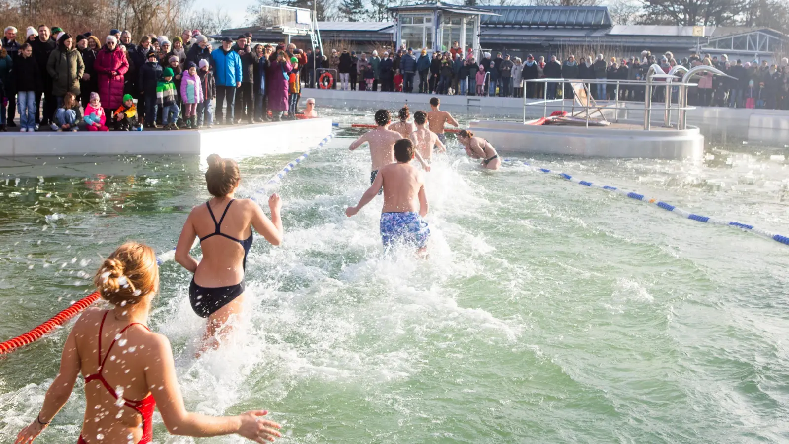 Ein eiskaltes Vergnügen: Nur in normaler Badekleidung stürzten sich die Teilnehmerinnen und Teilnehmer des Herrieder Eisschwimmerns in die ein Grad kalten Fluten. (Foto: Evi Lemberger)