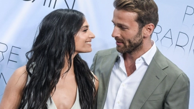 Amira Pocher und Christian Düren lächeln sich bei ihrem ersten gemeinsamen Auftritt an. (Foto: Jens Kalaene/dpa)