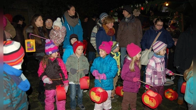 Auch 2014 zog im Rahmen des Sternlesmarkt ein Laternenumzug durch Uehlfeld. (Foto: Christa Frühwald)