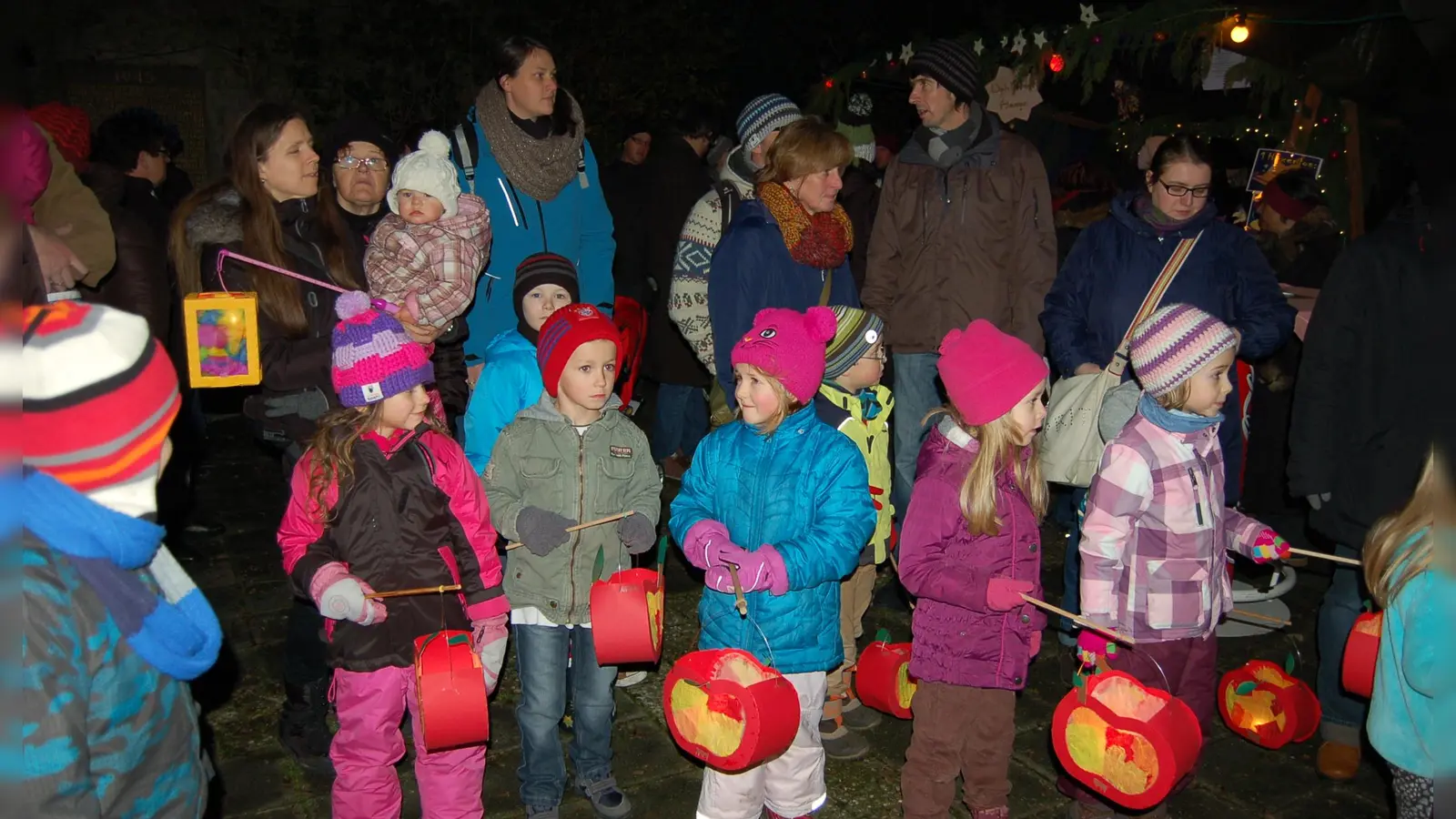 Auch 2014 zog im Rahmen des Sternlesmarkt ein Laternenumzug durch Uehlfeld. (Foto: Christa Frühwald)