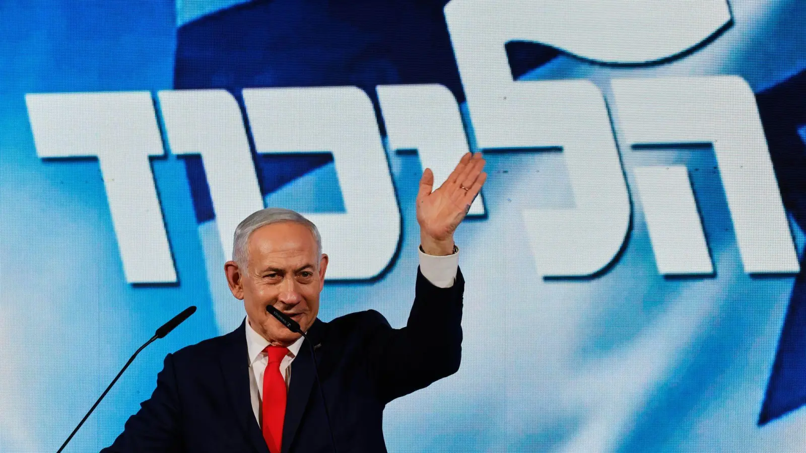 Israels Regierungschef Benjamin Netanjahu gibt sich trotz eines knappen Wahlausgangs siegesgewiss.  (Foto: Olivier Fitoussi/dpa)
