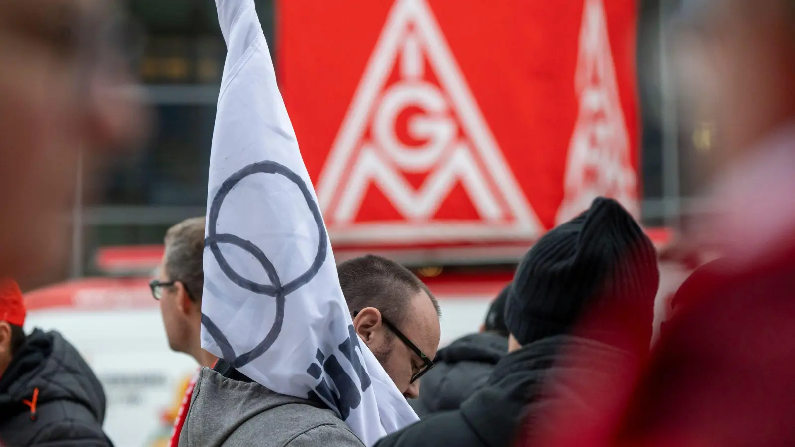 Metaller in 117 bayerischen Betrieben im Warnstreik  (Foto: Peter Kneffel/dpa)