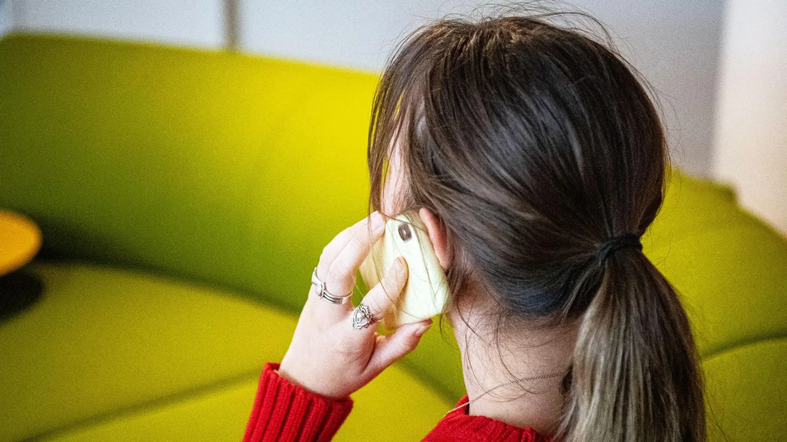 Was, die Telekom oder DHL rufen an und wollen SMS-Codes vorgelesen bekommen? Dann legen Sie besser schnell auf. Sonst droht Konten-Klau. (Foto: Bernd Diekjobst/dpa-tmn)