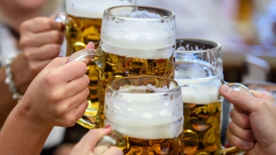 Bierkrüge auf dem Oktoberfest. Die strengen Regeln, was Brauer nutzen dürfen gibt es nun seit 509 Jahren. (Archivbild) (Foto: Matthias Balk/dpa)