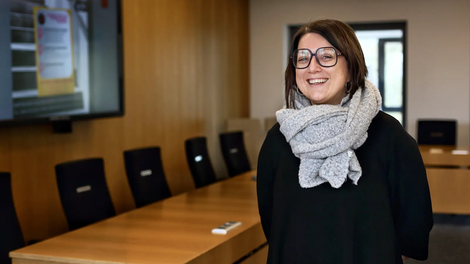 Hat sich neue Kulturreihen für Neuendettelsau einfallen lassen: Janet Lehmann. Bespielt wird auch der Sitzungssaal des Rathauses. Mit Liedern und Texten zum Weltfrauentag geht es los. (Foto: Thomas Wirth)