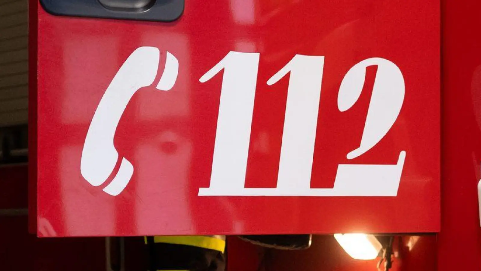 Die Feuerwehr kämpfte stundenlang gegen die Flammen. (Archivbild) (Foto: Niklas Treppner/dpa)
