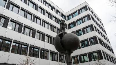 Polizisten durchsuchten am Dienstag Räume der Ausländerbehörde in München.  (Foto: Leonie Asendorpf/dpa)