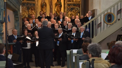 Beim Kirchenkonzert in Dietenhofen: der Bürgermeisterchor im Landkreis Ansbach unter der Leitung von Friedrich Wörrlein. (Foto: Yvonne Neckermann)