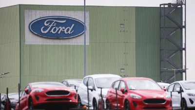 Neu gebaute Autos stehen auf Lastwagen vor dem Ford Werk in Köln. Der Autobauer Ford will an seinem Kölner Standort nach Angaben des Betriebsrats im großen Stil Jobs abbauen. (Foto: Oliver Berg/dpa)