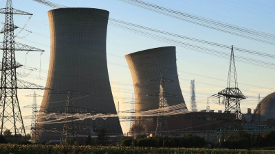 Die Störaktion eines Mannes bei der Sprengung der Kühltürme des stillgelegten Kernkraftwerks Grafenrheinfeld zieht eine Geldstrafe nach sich. (Foto: Karl-Josef Hildenbrand/dpa)