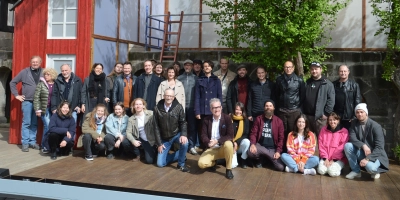 Das Gesamtensemble der Kreuzgangspiele Feuchtwangen – mit Bürgermeister Patrick Ruh.  (Foto: Peter Tippl)