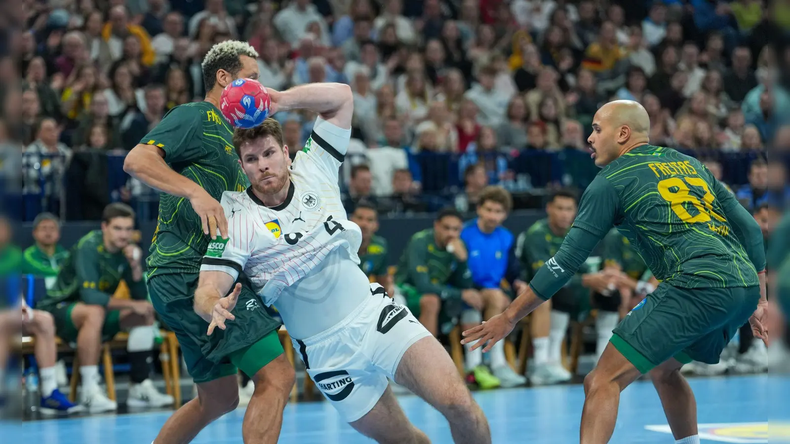 Die deutschen Handballer tun sich bei der WM-Generalprobe gegen Brasilien extrem schwer.  (Foto: Soeren Stache/dpa)