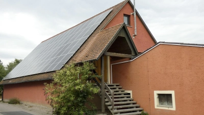 Auf dem Dach des Großharbacher Feuerwehrhauses ist eine Photovoltaik-Anlage installiert. Sie könnte möglicherweise für das Beheizen der Fahrzeughalle genutzt werden. (Foto: Karl-Heinz Gisbertz)
