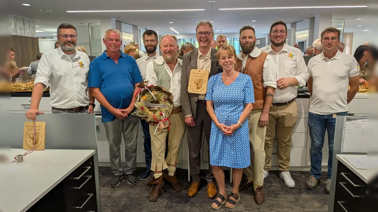 Freuten sich nach der Eröffnung der Ausstellung (von links): Kinderzechvorstand Andreas Mack, zweiter Bürgermeister Georg Pott, Kinderzechvorstand Philipp Kamm, Gruppenleiter Thomas Wenk, VR-Bankvorstand Bernd Großmann, Bürgermeisterin Nora Engelhard, Gruppenleiter Florian Eisenbart und die Kinderzechvorstände Maximilian Mattausch und Philip Schürlein. (Foto: Friedrich Zinnecker)