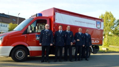 Freuen sich über das aufgerüstete Feuerwehrauto (von links): Kommandant Christoph Schorr, Vize-Vorsitzender Maximilian Stammler, Vorsitzender Martin Albert und die beiden Vertreter der Fürstenforster Wehr Jürgen Bogner (Vorsitzender) und Holger Warter (Kassier). (Foto: Johannes Zimmermann)