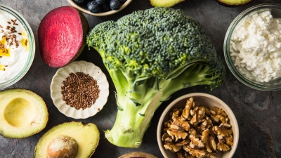 Gesunde Fettsäuren, viel Gemüse, komplexe Kohlenhydrate: Eine ausgewogene Ernährung schmeckt auch den grauen Zellen. (Foto: Christin Klose/dpa-tmn)