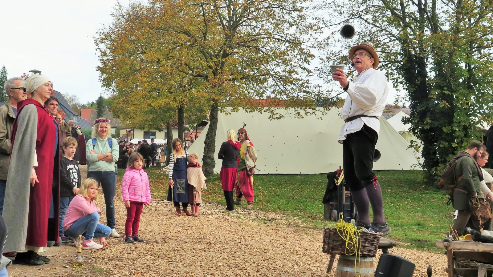 Beim Mittelaltermarkt in Feuchtwangen zeigten auch Zauberer den Besucherinnen und Besuchern ihre Tricks. (Foto: Alexander Schäffer)