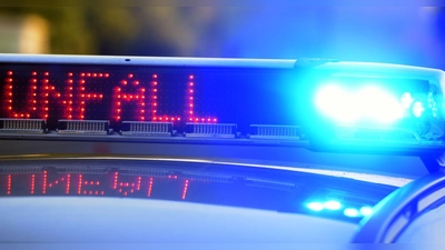 Auf einem Polizeifahrzeug warnt eine Leuchtschrift vor einer Unfallstelle. (zu dpa: «Anhänger von Lastwagen kippt um - Schaden rund 270.000 Euro») (Foto: Stefan Puchner)